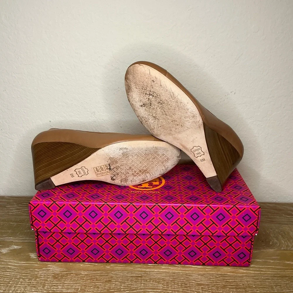 Tory Burch Jolie 85MM Closed Toe Wedge Nappa Patent Leather Royal Tan Size 8
